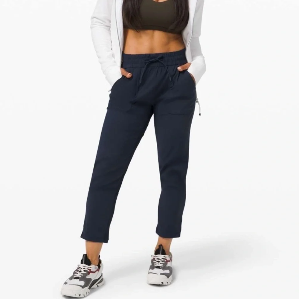 Lululemon Beyond the Studio Crop True Navy size 2